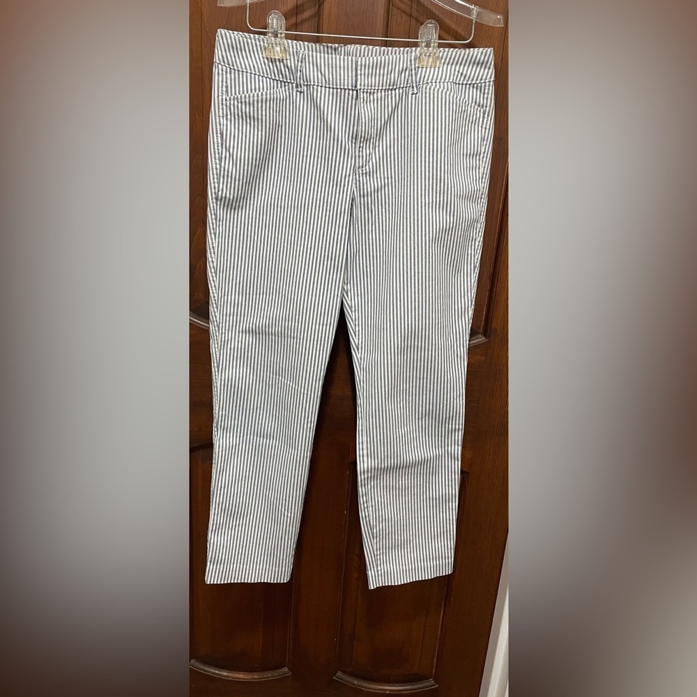 Old Navy Pixie women’s size 10 blue and white striped capri /pants